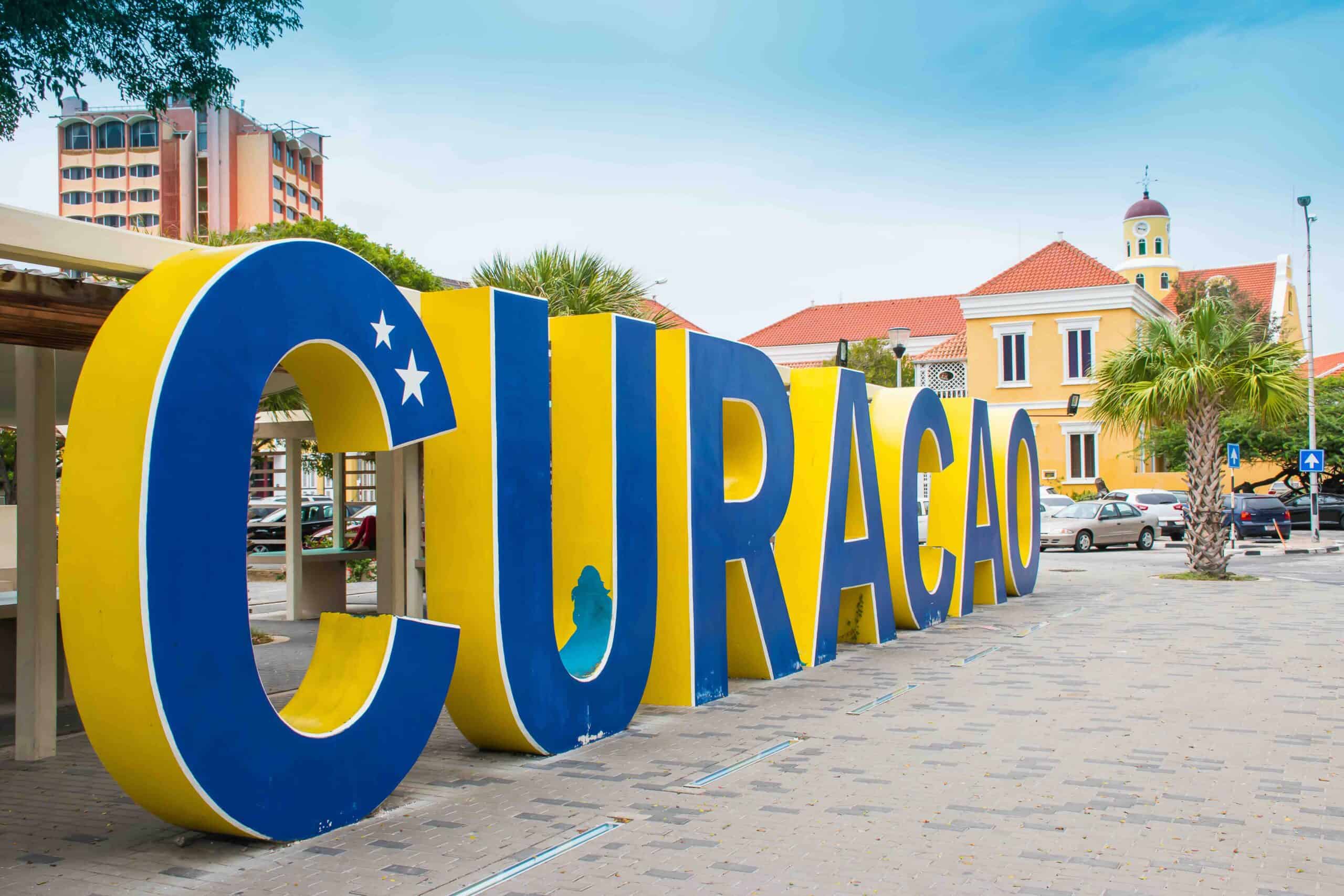 Deze afbeelding illustreert de beste tijd om naar Curaçao te reizen. De droge periode tussen januari en september wordt aangeduid als de beste tijd om te gaan, vanwege het mooie weer en de lage kans op regen. Er worden ook andere factoren besproken, zoals evenementen en het soort vakantie dat je wilt hebben. Deze afbeelding geeft reizigers een handig overzicht van wanneer ze het best naar Curaçao kunnen reizen om optimaal te kunnen genieten van al het moois dat het eiland te bieden heeft.