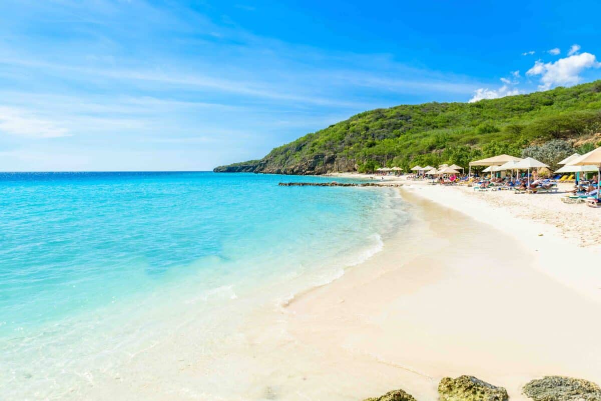 Porto Marie valt op tussen alle andere stranden in Curaçao door het witte zand. Door het witte zand is de ondergrond van de zee super helder. Het witte zand is niet het enige wat opvalt aan dit strand.. Lees alle informatie over Porto Marie hier.